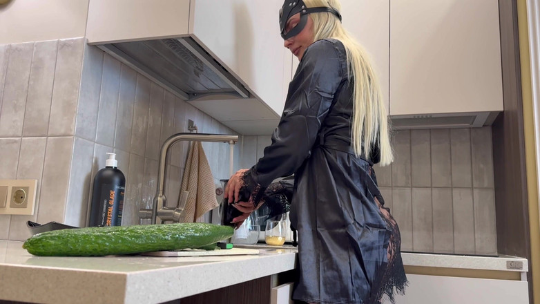 Crazywifeslut: दीवानी पत्नी की रसोई में विकृतियां