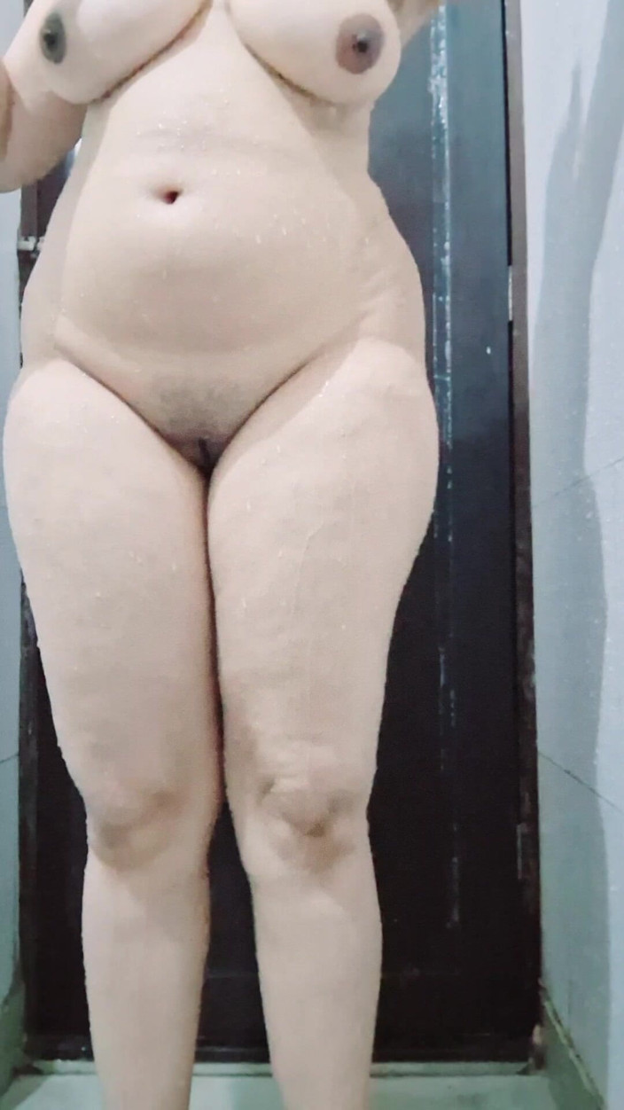 Riyathakur: 인도 인도 섹스 후 후장 씻는 핫한 바비