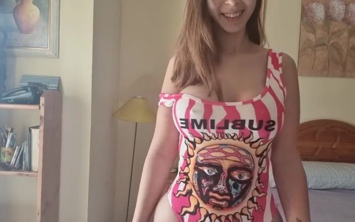 Holycandy: Latina s velkým zadkem s mokrou kundičkou