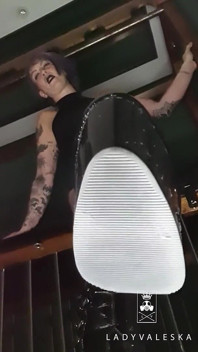 Menjadi jalang bootworship