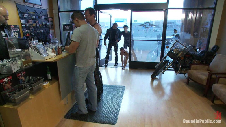 Bound in public: Mladý hřebec je poprvé svázán u pana S Leather