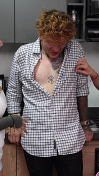 Můj přítel a já přesvědčíme inženýra, aby se k nám připojil na naší filmové noci