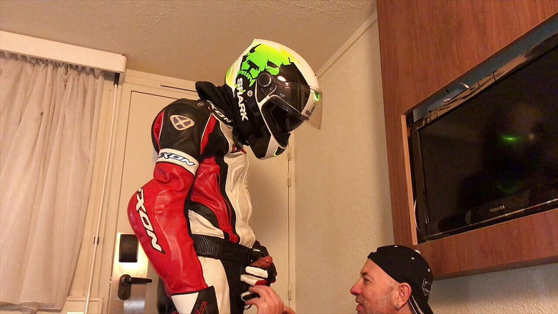 HUMLIATION AND SPANKING PORN: Umilire la hotel cu costum de fetiș cu motociclist
