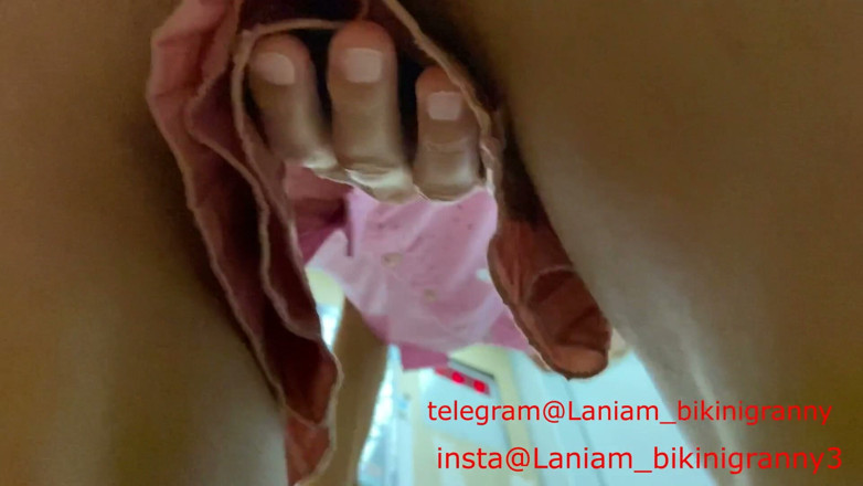 Ladyloveyoung60: Wanita tua sisipan timun bawah skirt dalam thong pepek