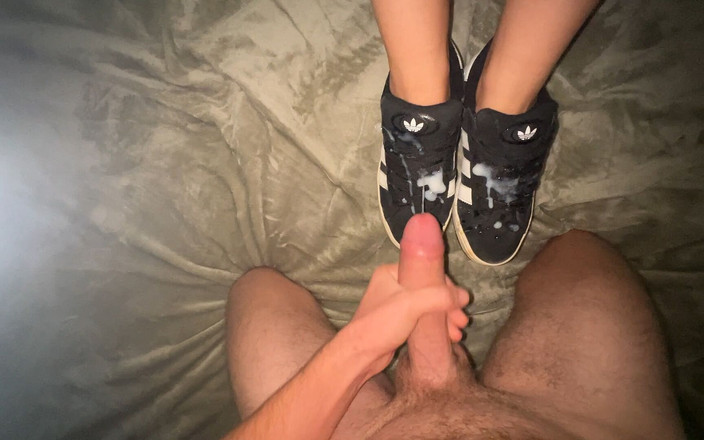 Couple Of Pleasure: Сексуальная брюнетка любит, чтобы ты кончить на ее обуви