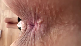 Người chồng cuckold của tôi đã giúp tôi chọn quần lót để người yêu của tôi có thể cởi chúng ra và liếm mông của tôi