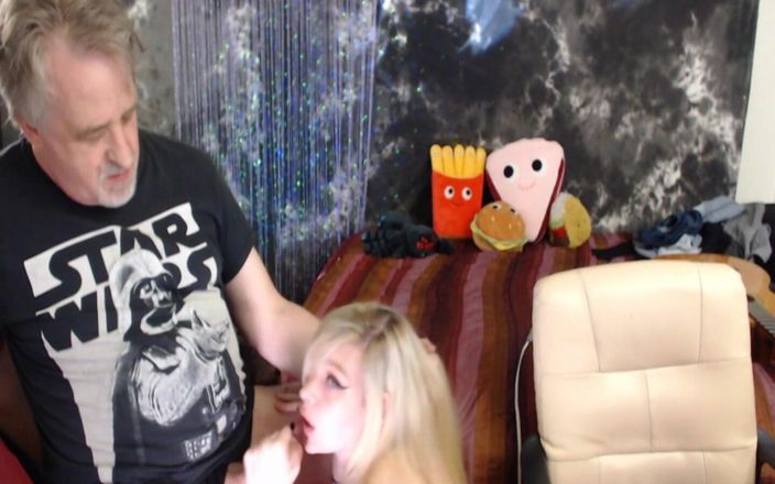 GamerGirlRoxy: Roxy fa un pompino deepthroat a lee poi viene sulle...
