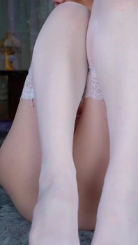 Dildo grać z częścią footfetish w pończochach