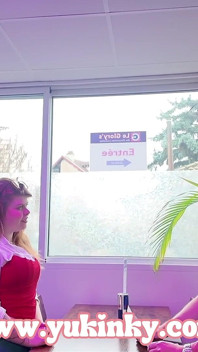 Duvar deliği, büyük ağzını dölle dolduruyor