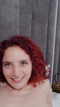 Velký černý pták pro drobnou Latinoameričanku