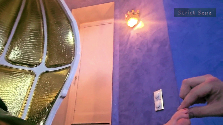 Strict Senz: Stina Stone Femdom Feetworship Barefeet menjilat kaki tersedak kaki oleh...