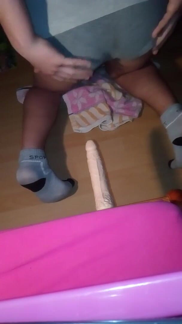 Sweethole: kamsin samlaingik svadisht gand mere dildo par savaari kar rahi...