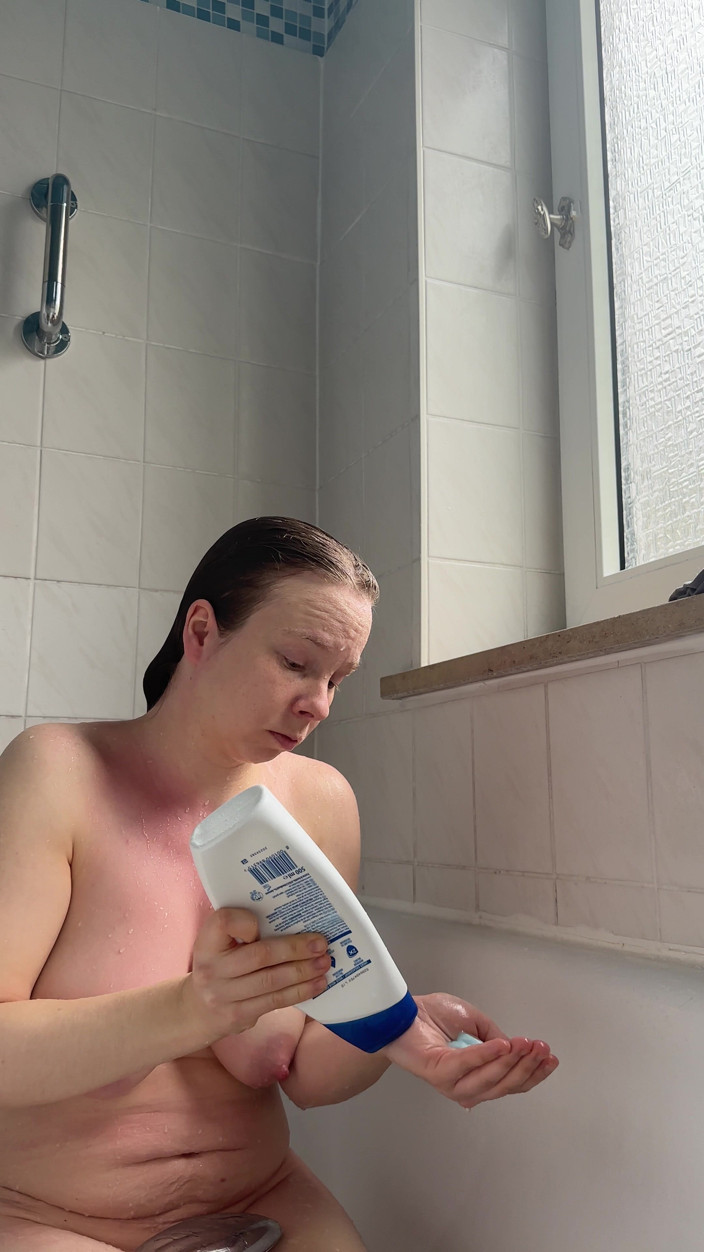 SweetLucy96: Teen with Perfect Body Showers