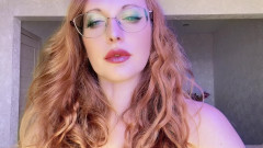 Holy_Red: 红发熟女肮脏的谈话和挑逗她性感的嘴唇和饥渴的脸