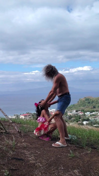 Gigante freak pau desfrutando pequena beleza na praia e montanha