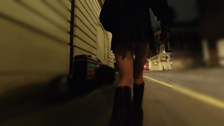 Asiansissypublic: Caminando en público con condón usado colgando