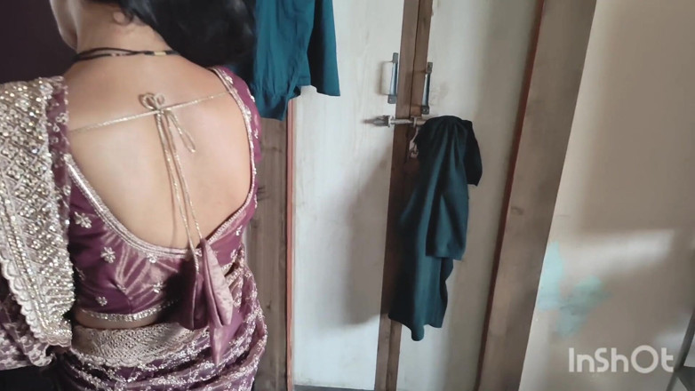 Desishycouple: Shivani masturbuje poprvé.