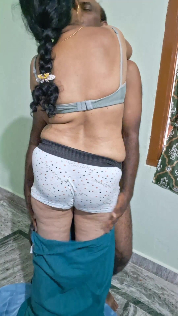 Sexy sindu: Cặp đôi hôn nhau nóng bỏng