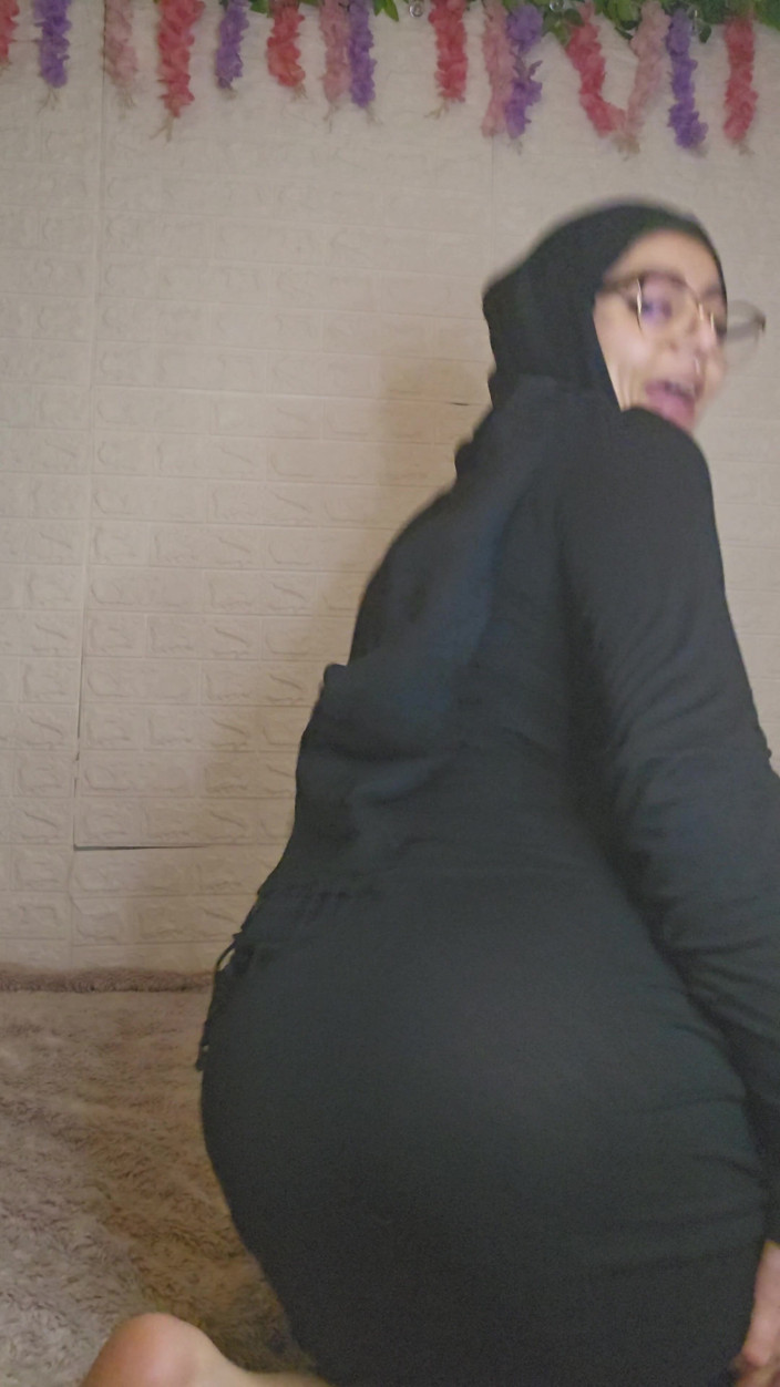 MiaNIqab: Mia Niqab me suce les pieds et le gode anal