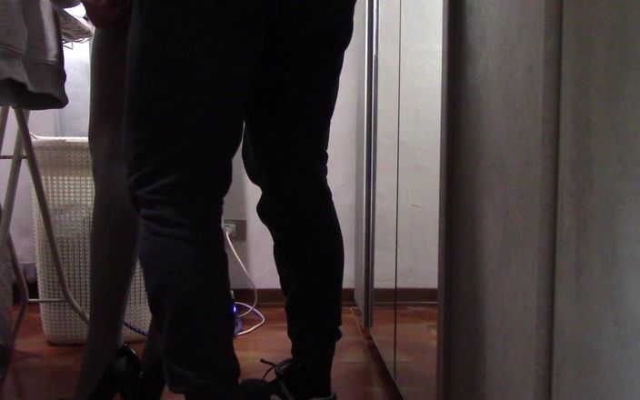 LauraOnHeels: MILFka s krásnými nohami a punčochami žehlí a je dotýkaná a...