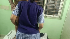 Skolflicka som njuter av sängen med sin pojkvän med skoluniform