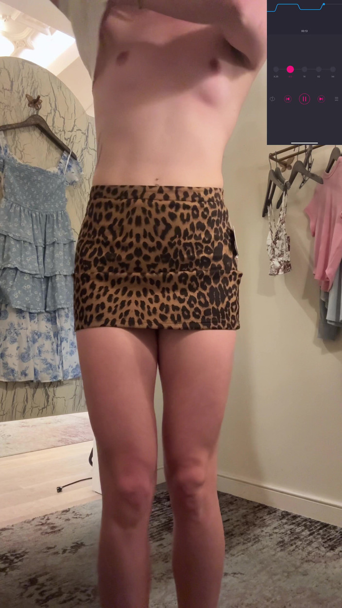 Nadia Foxx: चेंज रूम में जोरदार वीर्य निकालना !!