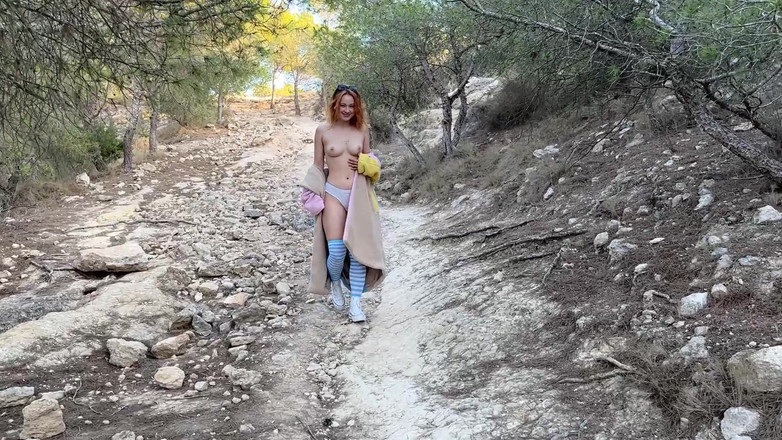 Sheryl X Sinclair: Berjalan luar bogel dengan kot di pergunungan!