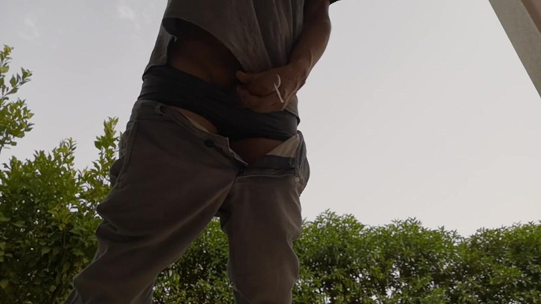 Rafael Torreano: Ngocok kontol buru-buru di luar ruangan sambil merokok