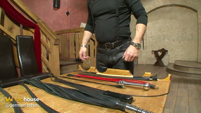 Absolute BDSM: Des esclaves enchaînés fouettés dans le donjon