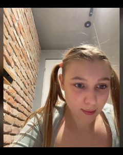 JuiceLussie: 指交特写。手淫。坐在摄像头上