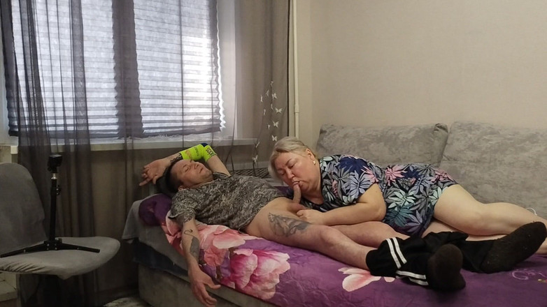 Zona901: Novia hace una mamada profunda para obtener una porción de...