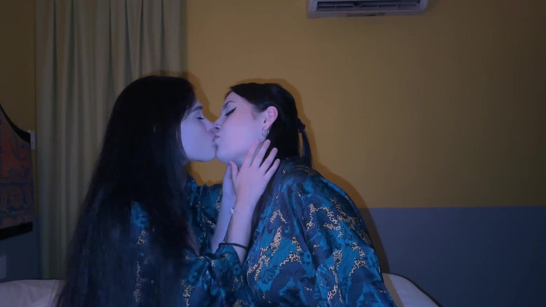LuchCrush: Kompilace lesbického líbání a orgasmu