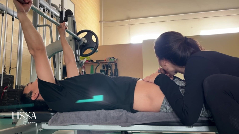 Lissa Brown: 在健身房射在脸上