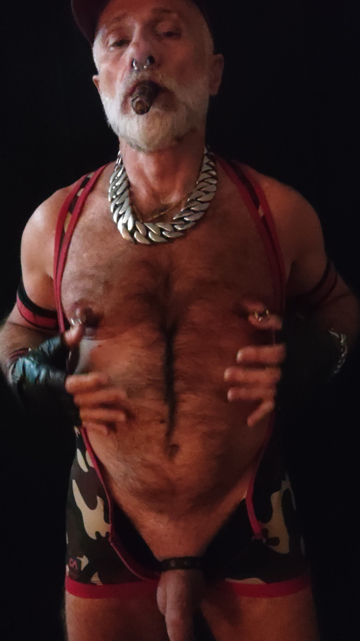 MusclesCigarsFFPig: Зализывание сосков во время курения