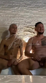 Orgía en bañera de hidromasaje con la pandilla
