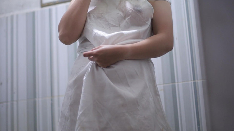 deafheaven666: Sexy ehefrau badet im transparenten weißen satinkleid