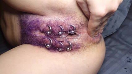Dirty Molly: Púrpura De Color Peludo Coño Perforado Obtener Anal Fisting Squirt