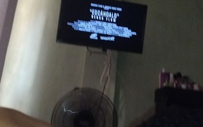 AngyAmazon: Gadis muda 18 tahun belajar jilat memek perempuan dewasa
