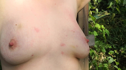 Bouncy Tits Action: Den v lese - bičování koz