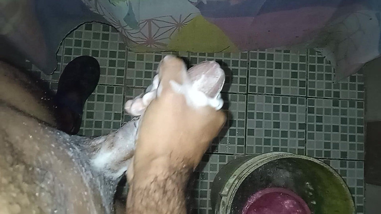 Cute boy jerks off: Eşcinsel adam ülkeden bir geziye çıkan partnerini düşünerek mastürbasyon yapıyor