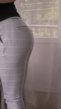 Seksi kız yırtık pantolonla balon patlatıyor