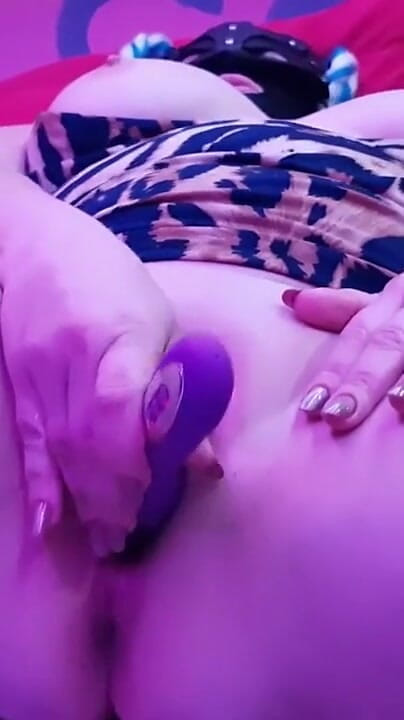HER DILDO ORGASM IS NOT ENOUGH AND SHE CONTINUED FISTING PUSSY (Misissex Qeenorgasm)