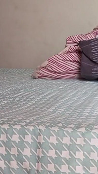 Ik lig in bed met mijn groene transparante babypop ik voel me sinds een vrouw wanneer en ik een grote pik in me wil hebben om klaar te komen