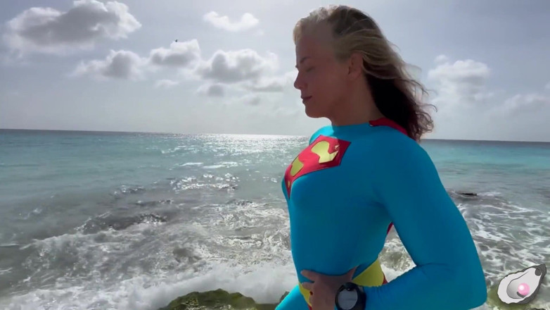 Mistress Pink Pearl: スーパーガール、ボネールで一番欲情なタコと出会う