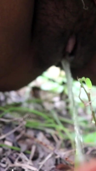 Indiana namorada rabuda fodida e mijando ao ar livre em Forest Secret