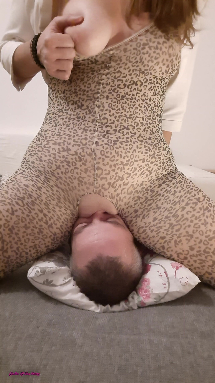 goddess82: Quédate debajo de mi coño de leopardo!