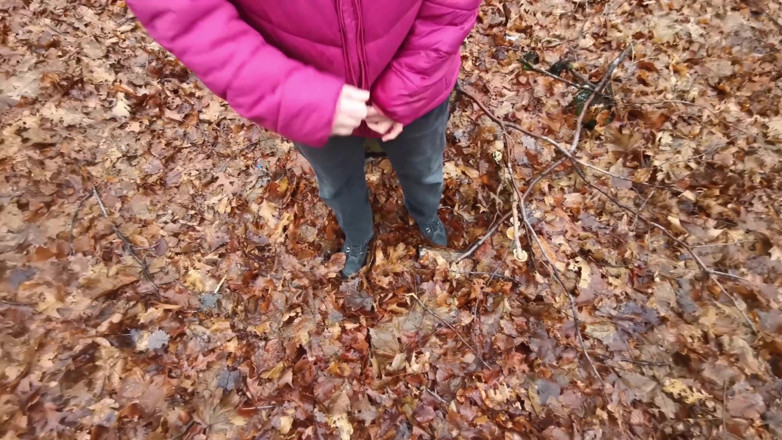 Bouncy Tits Action: Mujer desnuda en el bosque - coño y tetas folladas
