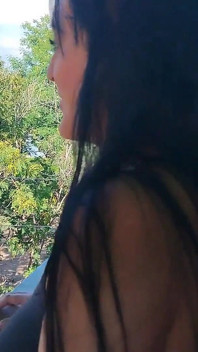 Ma demi-sœur Vanessa me laisse me branler la chatte dehors à l’insu de nos parents - POV
