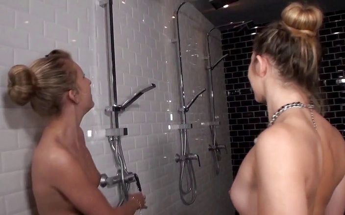 Club David Caroll: İki spor kadını antrenman seansının ardından duşta seks yapıyor