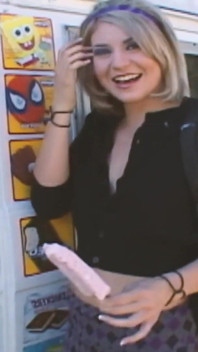 Sexy Helado 4_blonde Con Tetas Pequeñas Recibe Una Carga En El Camión De Helados
